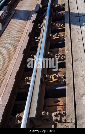 Rails de liaison sur le viaduc le long des voies. Banque D'Images