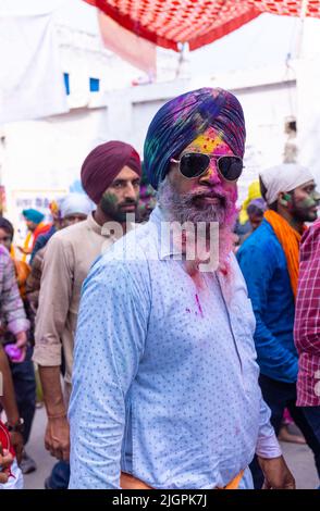Anandpur Sahib, Punjab, Inde - Mars 2022: Portrait de sikh mâle (Nihang Sardar) pendant la célébration de Hola Mohalla à Anandpur Sahib pendant holi Banque D'Images