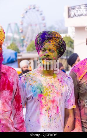 Anandpur Sahib, Punjab, Inde - Mars 2022: Portrait de sikh mâle (Nihang Sardar) pendant la célébration de Hola Mohalla à Anandpur Sahib pendant holi Banque D'Images