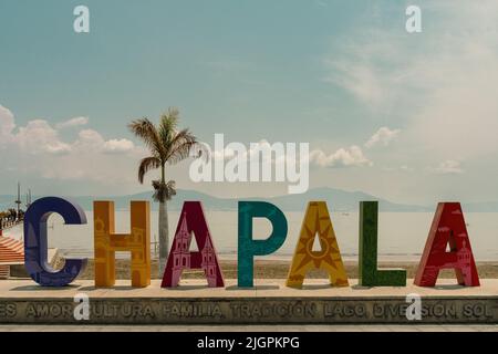 Chapala, Guadalajara, Mexique - 10 mai 2022: Haut en couleur Chapala mot lettres signe par lac le jour ensoleillé dans l'État de Jalisco. Effet vintage appliqué Banque D'Images
