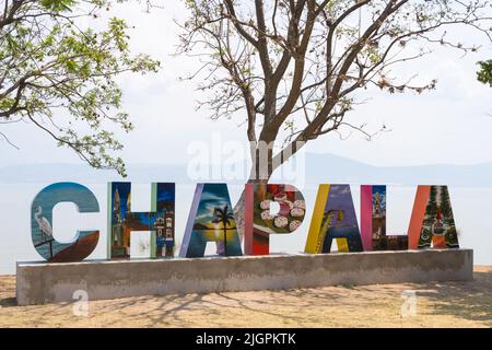 Chapala, Guadalajara, Mexique - 10 mai 2022: Chapala Lake mot lettres signe avec des peintures originales dans l'État de Jalisco. Site mexicain populaire Banque D'Images