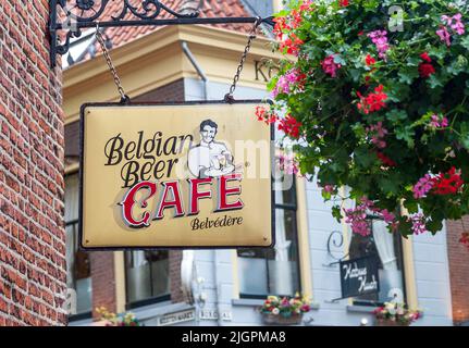 Affiche murale extérieure rétro de café de bière belge avec logo dans la vieille ville de Delft, pays-Bas Banque D'Images