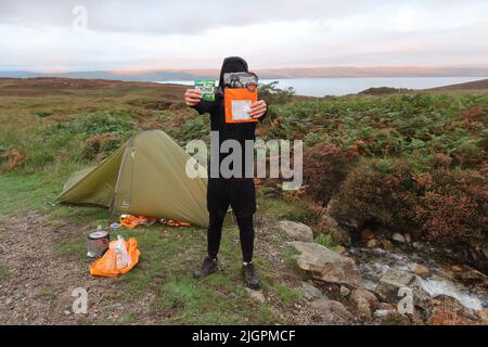 Solo Hiker Camping sauvage dans la tente Vango F10 Helium UL 1 personnes. Arran Coastal Way. Île d'Arran. North Ayrshire. Écosse. ROYAUME-UNI Banque D'Images