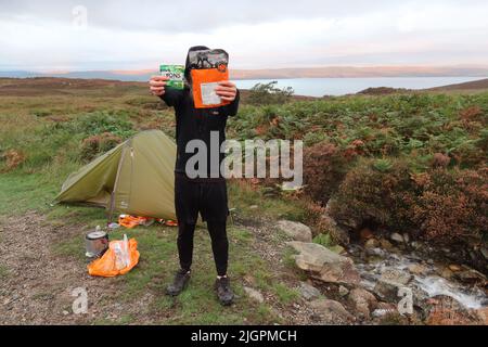 Solo Hiker Camping sauvage dans la tente Vango F10 Helium UL 1 personnes. Arran Coastal Way. Île d'Arran. North Ayrshire. Écosse. ROYAUME-UNI Banque D'Images