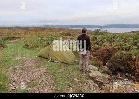 Solo Hiker Camping sauvage dans la tente Vango F10 Helium UL 1 personnes. Arran Coastal Way. Île d'Arran. North Ayrshire. Écosse. ROYAUME-UNI Banque D'Images