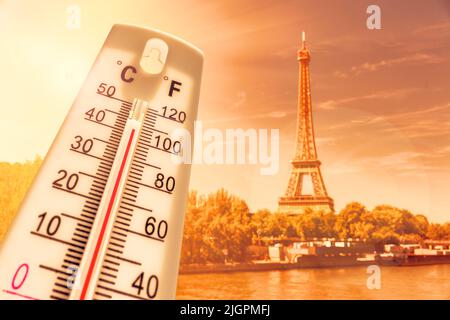Thermomètre en face de l'horizon de Paris pendant la vague de chaleur en France Banque D'Images