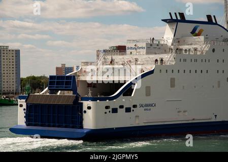 Portsmouth, Angleterre, Royaume-Uni. 2022. Traversez le chenal et le service de traversier de voiture du nord de l'Espagne Salamanque à l'entrée de Portsmouth sur le sud de l'Angleterre Solent. Banque D'Images
