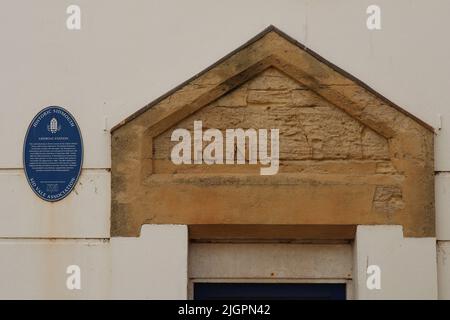 SIDMOUTH, DEVON, ANGLETERRE - AVRIL 1st 2021 : l'arche de la porte de la station de canot de sauvetage originale à Sidmouth se trouve à côté d'une plaque bleue expliquant qu'il est h. Banque D'Images