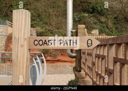 SIDMOUTH, DEVON, ANGLETERRE - AVRIL 1st 2021 : tout nouveau panneau de chemin côtier à côté du nouveau pont Alma à Sidmouth. Le pont fait maintenant partie de la côte Banque D'Images