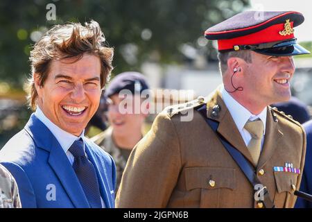 Château de Windsor, Windsor, Berkshire, Royaume-Uni. 8th juillet 2022. EMBARQUEMENT JUSQU'au 12th JUILLET Tom Cruise rencontre les membres de la troupe du roi Royal Horse Artillery, qu'il a présenté lors de la célébration du Jubilé de platine en mai, lors d'une visite privée dans le domaine privé du château de Windsor Credit:Peter Nixon/Alamy Live News Banque D'Images