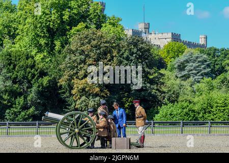 Château de Windsor, Windsor, Berkshire, Royaume-Uni. 8th juillet 2022. EMBARQUEMENT JUSQU'au 12th JUILLET Tom Cruise inspectant le canon de la guerre mondiale de 1st utilisé pendant l'exposition de la troupe du roi Royal Horse Artillery pendant la célébration du Jubilé de platine en mai, que Tom a présenté, lors d'une visite privée dans le domaine privé du château de Windsor Credit:Peter Nixon/Alamy Live News Banque D'Images