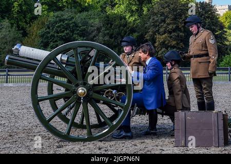 Château de Windsor, Windsor, Berkshire, Royaume-Uni. 8th juillet 2022. EMBARQUEMENT JUSQU'au 12th JUILLET, Tom Cruise a tiré le canon de la guerre mondiale de 1st qui a été utilisé pendant l'exposition de la troupe du roi Royal Horse Artillery pendant la célébration du Jubilé de platine en mai, que Tom a présenté, lors d'une visite privée dans le domaine privé du château de Windsor Credit:Peter Nixon/Alamy Live News Banque D'Images