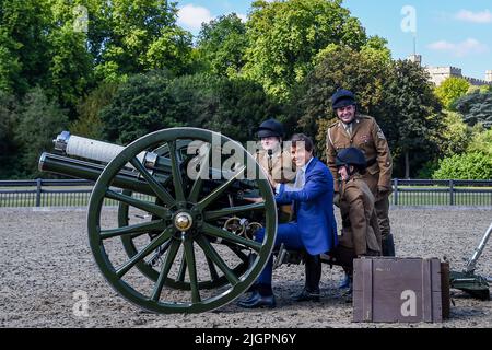 Château de Windsor, Windsor, Berkshire, Royaume-Uni. 8th juillet 2022. EMBARQUEMENT JUSQU'au 12th JUILLET, Tom Cruise a tiré le canon de la guerre mondiale de 1st qui a été utilisé pendant l'exposition de la troupe du roi Royal Horse Artillery pendant la célébration du Jubilé de platine en mai, que Tom a présenté, lors d'une visite privée dans le domaine privé du château de Windsor Credit:Peter Nixon/Alamy Live News Banque D'Images