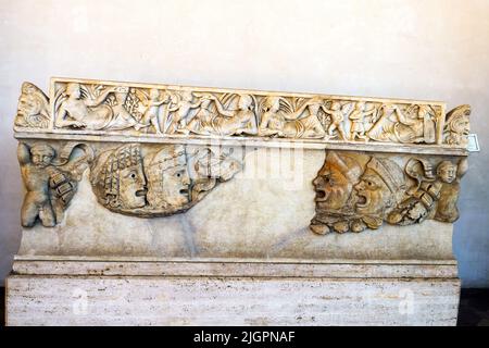 Sarcophage décorété avec des guirlandes, des cupides et des masques tragiques . Couvercle décoré avec des saisons, des cupides et des masques acrotériaux marbre blanc 150-160 AD - Musée National Romain - les bains de Dioclétien - Rome, Italie Banque D'Images