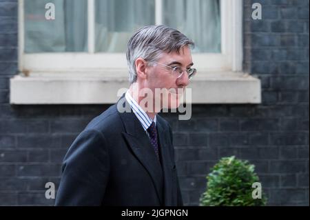 Londres, Royaume-Uni. 12th juillet 2022. Le ministre d'État (ministre des possibilités du Brexit et de l'efficacité gouvernementale), Jacob Rees-Mogg, quitte Downing Street après avoir assisté à la réunion hebdomadaire du Cabinet. La course pour remplacer Boris Johnson au poste de chef du Parti conservateur et du nouveau Premier ministre britannique commence sérieusement aujourd'hui, car les candidats doivent obtenir le soutien de 20 députés pour aller à l'étape du vote avec des espoirs réduits à deux pour jeudi prochain. Crédit: Wiktor Szymanowicz/Alamy Live News Banque D'Images