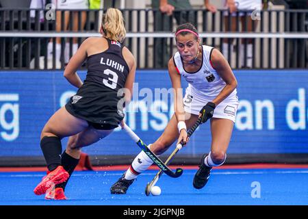 AMSTELVEEN, PAYS-BAS - JUILLET 12 : Alex Lukin, de Nouvelle-Zélande, Selin Oruz, d'Allemagne, lors du match de la coupe du monde 2022 des femmes de hockey de la FIH entre la Nouvelle-Zélande et l'Allemagne au stade de hockey Wagener sur 12 juillet 2022 à Amstelveen, pays-Bas (photo de Jeroen Meuwsen/Orange Pictures) Banque D'Images