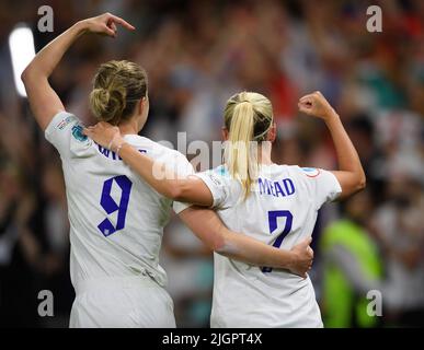 11 juillet 2022 - Angleterre contre Norvège - UEFA Women's Euro 2022 - Groupe A - Brighton & Hove Community Stadium Ellen White, en Angleterre, célèbre avec Beth Mead après la victoire emphatique sur la Norvège. Crédit photo : © Mark pain / Alamy Live News Banque D'Images