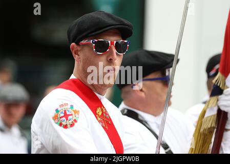 Les membres de la bande des vieux garçons de Shankill participent à un défilé du 12 juillet à Belfast, dans le cadre des douzième commémorations traditionnelles marquant l'anniversaire de la victoire du roi protestant William sur le roi catholique James à la bataille de la Boyne en 1690. Date de la photo: Mardi 12 juillet 2022. Banque D'Images