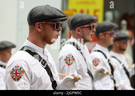 Les membres de la bande des vieux garçons de Shankill participent à un défilé du 12 juillet à Belfast, dans le cadre des douzième commémorations traditionnelles marquant l'anniversaire de la victoire du roi protestant William sur le roi catholique James à la bataille de la Boyne en 1690. Date de la photo: Mardi 12 juillet 2022. Banque D'Images