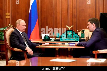 Moscou, Russie. 12th juillet 2022. Le président russe Vladimir Poutine tient une rencontre en face-à-face avec Andrei Ryumin, président du conseil d'administration et directeur général de la compagnie nationale de pouvoir Rosseti Group, à droite, au Kremlin, 12 juillet 2022, à Moscou, Russie. Credit: Mikhail Klimentyev/Kremlin Pool/Alamy Live News Banque D'Images