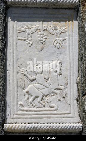 Détail d'un panneau sculpté, montrant St George en balançant le dragon, sur une niche sur l'église 18th cen. d'Agios Georgios, dans le village de Zagora. Sur t Banque D'Images