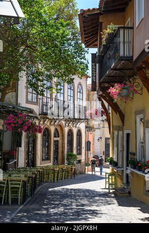 Une rue pavée avec des bâtiments traditionnels dans le centre de la vieille ville de Xanthi, Xanthi, Thrace occidentale, Grèce. Banque D'Images