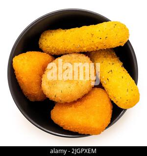 Beignets de brie panés et croquettes de camembert et bâtonnets de mozzarella dans un bol en céramique noir isolé sur blanc. Vue de dessus. Banque D'Images