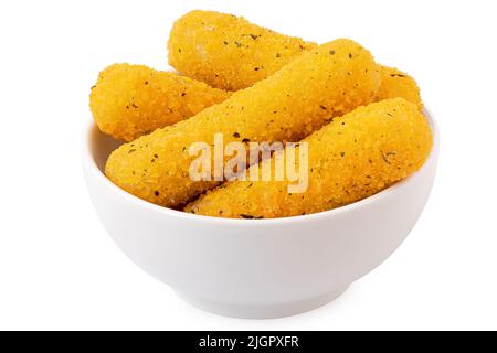 Bâtonnets de mozzarella panés frits avec herbes dans un bol en céramique blanc isolé sur blanc. Banque D'Images