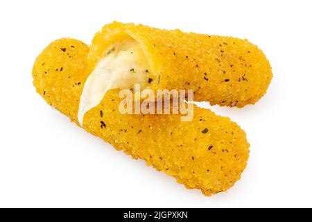 Deux bâtonnets de mozzarella panés frits isolés sur du blanc. Un tout et un partiellement mangé. Banque D'Images