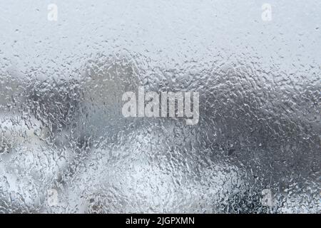 Magnifique motif en verre dépoli de fête. Glace sur la fenêtre. Arrière-plan abstrait naturel expressif et gracieux de verre gelé, texture macro. Copier l'espace. Verre de fenêtre d'hiver. Banque D'Images