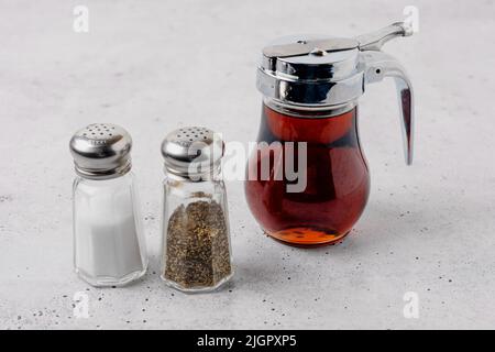 Gros plan sur le vinaigre balsamique, le sel et le poivre noir Banque D'Images