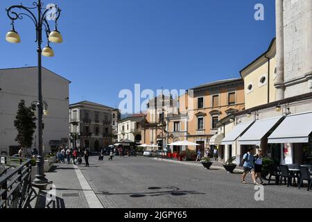 Une place de Sulmona, un village italien dans la région des Abruzzes. Banque D'Images