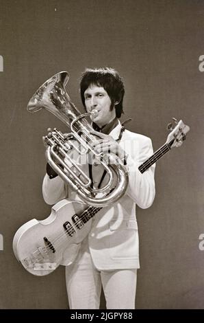 L'OMS John Entwistle sur prêt, stable, allez! en 1966 Banque D'Images