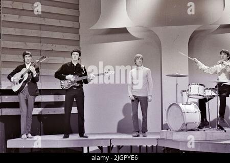 LE GROUPE ROCK DE L'OMS au Royaume-Uni sur Ready, Steady, Go ! en 1966. Depuis la gauche : Pte Townshend, John Entwistle, Roger Daltrey, Keith Moon Banque D'Images