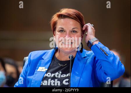 La Dre Colleen P. McNicholas, médecin hygiéniste en chef, planification familiale de la région de St. Louis et du sud-ouest du Missouri, comparaît devant une audience du Comité sénatorial de la magistrature pour examiner une Amérique post-Roe, en se concentrant sur les conséquences juridiques de la décision Dobbs, dans l'édifice Dirksen du Bureau du Sénat à Washington, DC, mardi, 12 juillet 2022. Crédit : Rod Lamkey/CNP Banque D'Images