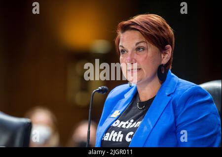 La Dre Colleen P. McNicholas, médecin hygiéniste en chef, planification familiale de la région de St. Louis et du sud-ouest du Missouri, comparaît devant une audience du Comité sénatorial de la magistrature pour examiner une Amérique post-Roe, en se concentrant sur les conséquences juridiques de la décision Dobbs, dans l'édifice Dirksen du Bureau du Sénat à Washington, DC, mardi, 12 juillet 2022. Crédit : Rod Lamkey/CNP Banque D'Images