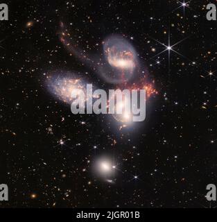 Les premières images du télescope spatial James Webb – version à haute résolution d’une image composite de la NASA montrant le groupe galaxie appelé “Quintette de Stephan”. La proximité étroite de ce groupe donne aux astronomes un siège à l'anneau pour les fusions et interactions galactiques. Le Quintet de Stephan est un fantastique « laboratoire » pour étudier les processus fondamentaux de toutes les galaxies. L'image montre également les sorties entraînées par un trou noir super massif dans l'une des galaxies du groupe, dans un niveau de détail jamais vu auparavant. 12 juillet 2022Credit : NASA, ESA, CSA et STSci / Alay Live News via Digitaleye Banque D'Images