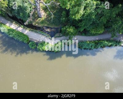 Plan descendant du lac et du chemin dans Barclay Park Banque D'Images