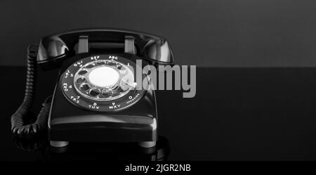 Téléphone rétro noir sur fond sombre. Copier l'espace Banque D'Images