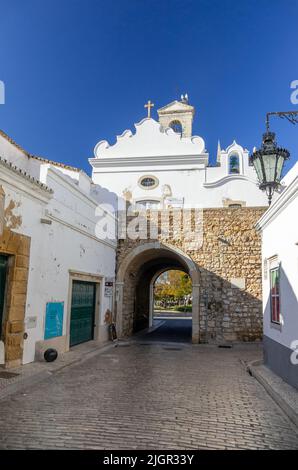 Arco da Vila Faro Portugal l'une des portes d'origine de la vieille ville de Faro l'Algarve Portugal, deux Storks sont au sommet de la tour Bell Banque D'Images