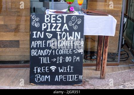 Restaurant dans la vieille ville d'Albufeira Publicité sur Un tableau de craie meilleure pizza dans la ville à l'extérieur du menu du restaurant affiche les prix des articles populaires Al Banque D'Images