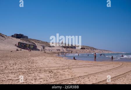 Plage à Cap Ferret avec des bunkers allemands de la Seconde Guerre mondiale Banque D'Images