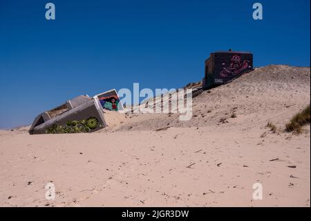 Plage à Cap Ferret avec des bunkers allemands de la Seconde Guerre mondiale Banque D'Images