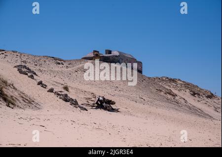 Plage à Cap Ferret avec des bunkers allemands de la Seconde Guerre mondiale Banque D'Images