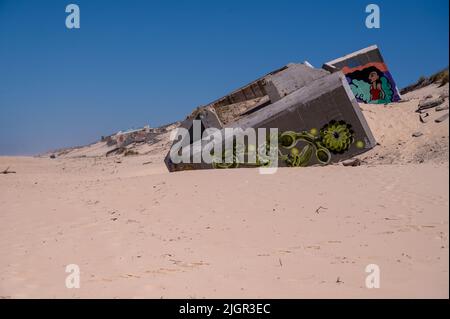 Plage à Cap Ferret avec des bunkers allemands de la Seconde Guerre mondiale Banque D'Images