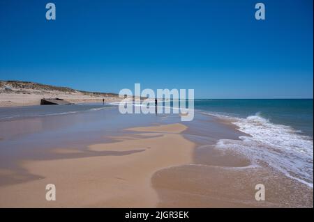 Plage à Cap Ferret avec des bunkers allemands de la Seconde Guerre mondiale Banque D'Images