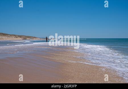 Plage à Cap Ferret avec des bunkers allemands de la Seconde Guerre mondiale Banque D'Images