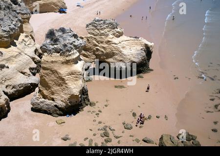 Piliers de roche et plage de sable blanc dans la région de Porches; quartier de Lagoa, Algarve, Portugal Banque D'Images