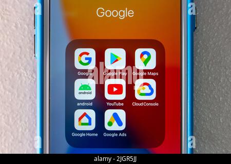 Kumamoto, JAPON - Fév 7 2022 : icônes de Google et des services connexes (Google Play, Google Maps, Android, YouTube, Cloud Console, Home et Google Ads). Banque D'Images