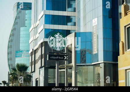 Panneau de drive-in arabe en Starbuck, panneau Starbucks en centre-ville. Banque D'Images